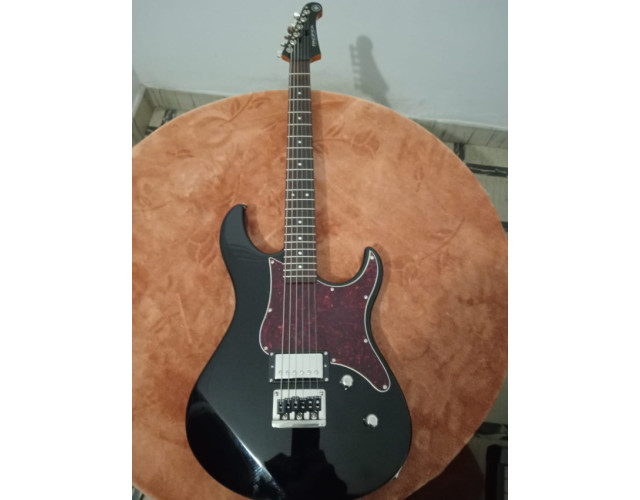 Yamaha pacífica 611 hardtail + 2 pickguards