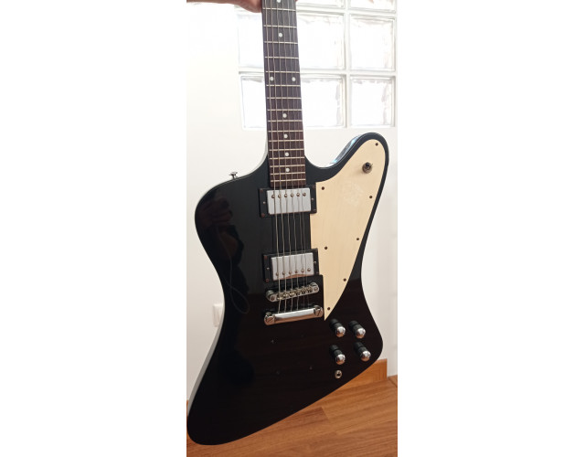 Varias guitarras eléctricas y acústicas en venta