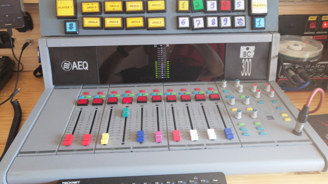 Avendo mesa de mezclas profesional de radio  AEQ BC 300