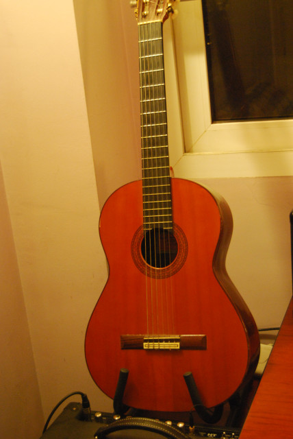 Guitarra clasica por guitarra acustica  pvp 1000€