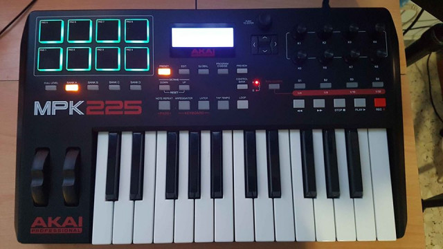 Teclado/Controlador MIDI Akai MPK225 (Casi nuevo)