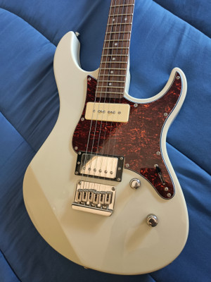 Guitarra Yamaha 311H