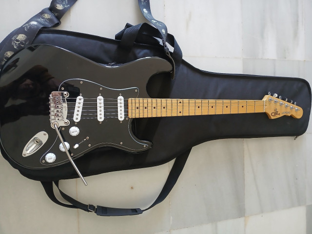 G&L Tribute Stratocaster con funda Fender Deluxe