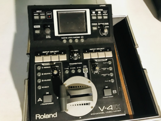 vendo mesa de video Roland V-4EX. 500€. Con flaje.