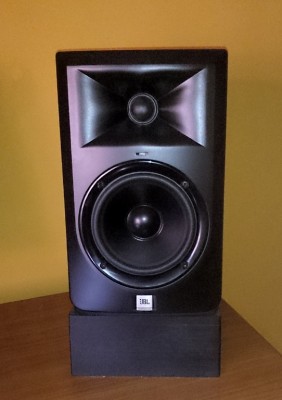 JBL LSR 305 Monitores Activos + Cables Jack Stereo