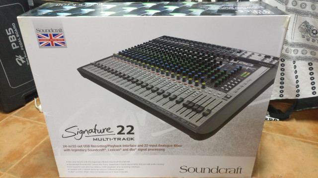 Mesa de mezclas Soundcraft Signature 22MTK