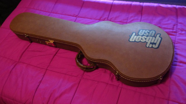 Estuche Gibson USA Original por otro igual en acabado negro y púrpura