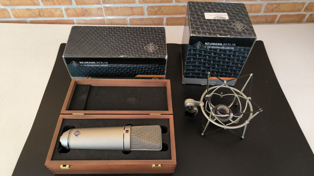 Neumann U87ai + Wood Box Neumann + Soporte