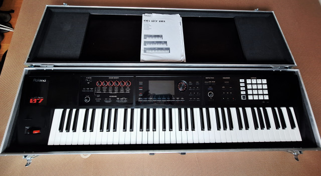 Roland Fa07 + Flightcase