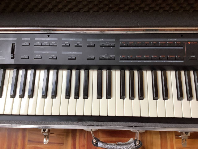 Teclado maestro Roland A-33 en perfecto estado, incluye flightcase.