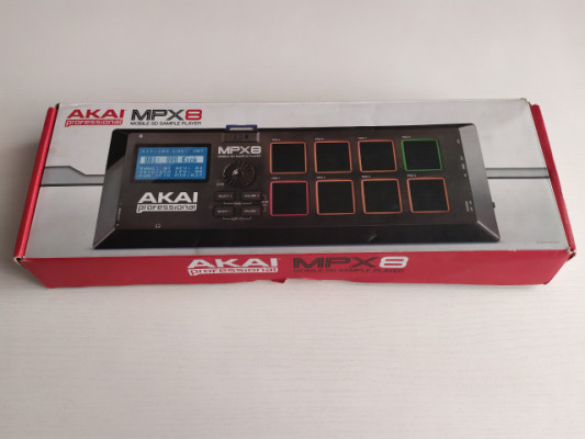 Akai MPX8 sampler con memoria sd extraible.