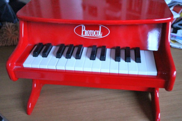 Toy piano rojo de excelente calidad
