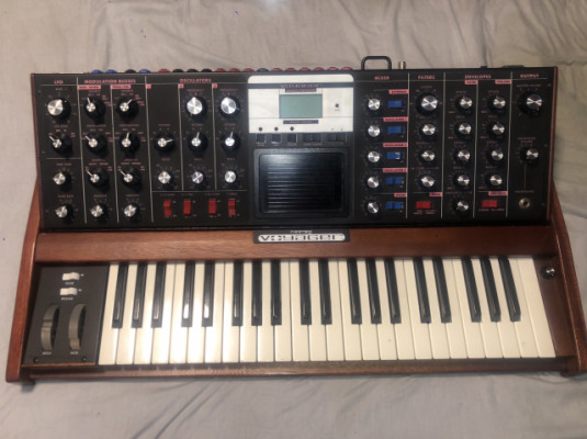 Moog Minimoog Voyager edición Signature Red + flighcase