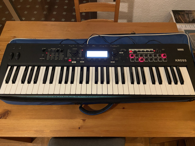 O vendo (600€) Korg Kross 2 + Funda acolchada + 2 adaptadores + Tarjeta SD