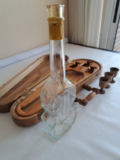 Raro violín de botella de cristal con relieves + 3 tazas madera + estuche