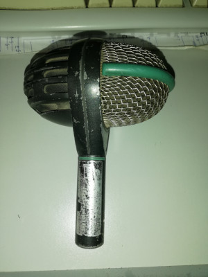 AKG D112 micrófono