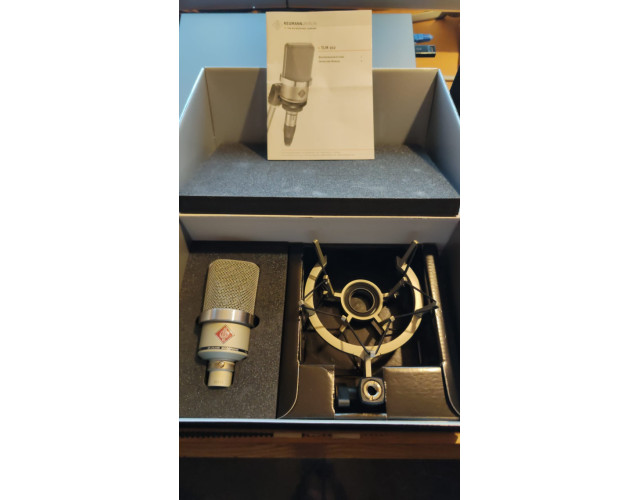 Neumann TLM 102 con set de estudio