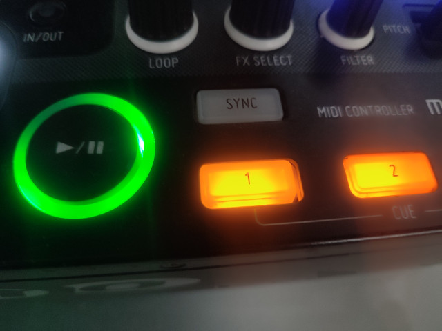 controlador zomo mc-1000 usado para traktor pro 2 y traktor pro 3.  incluye tarjeta de sonido integradaa