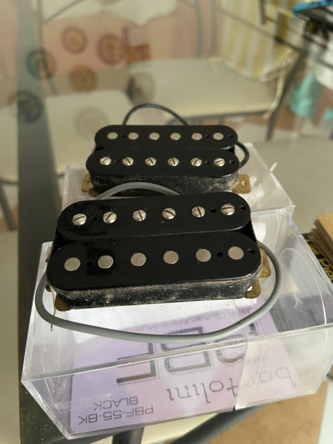 2 humbuckers negras y un puente (15 euros todo)