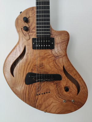 Guitarra de luthier "AM Dragonfly" construida por Alberto Martínez