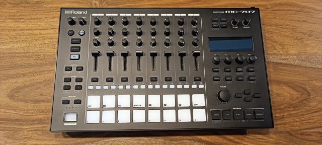 Roland MC-707