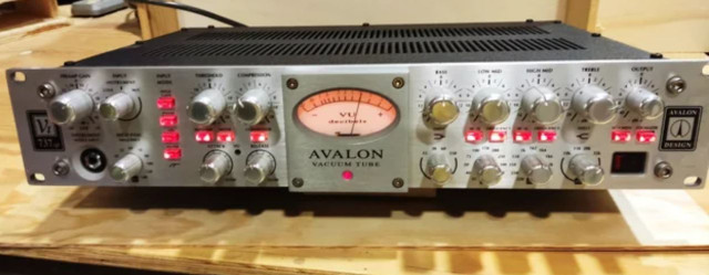 Previo Avalon 737