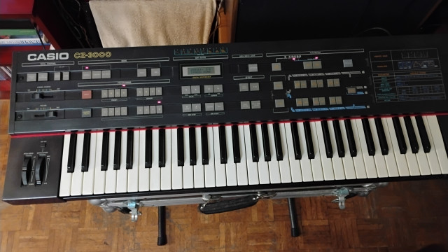 Casio CZ-3000 en buen estado.
