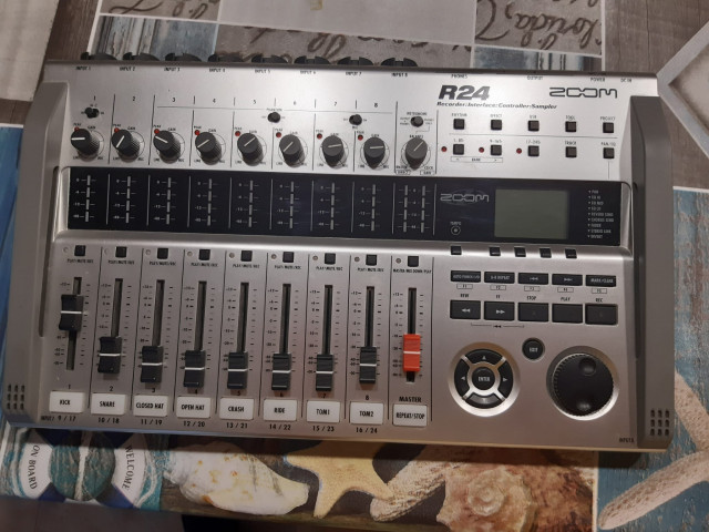 Zoom R24 Sampler / interface / grabador / controlador DAW