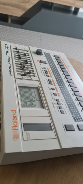 Roland TR-707 con HKA ROM Expansion