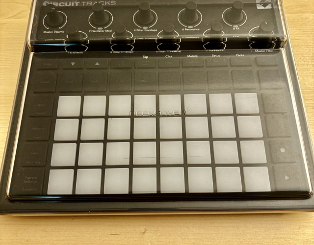 Novation Circuit Tracks c/Decksaver, SD Card y contenido extra