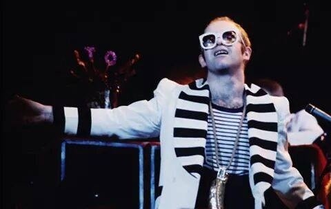 Se necesita cantante grupo versiones/tributo Elton John!!