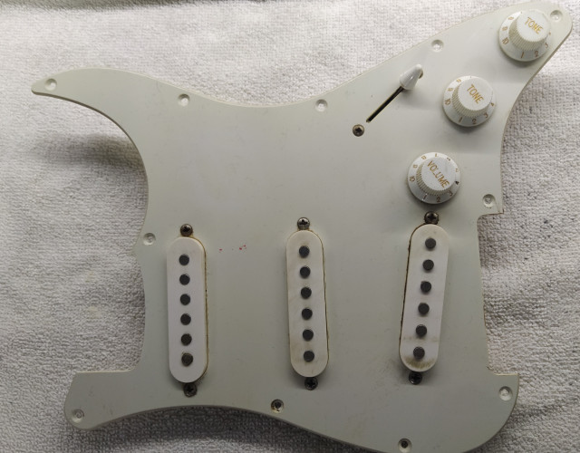 Golpeador tipo stratocaster
