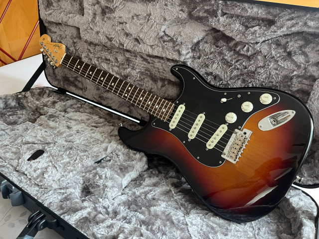 Fender stratocaster american professional  CAMBIO POR OTRA GUITARRA - TAMBIÉN VENDO -