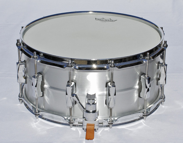 Caja con casco de aluminio sin soldaduras y 12 divisiones