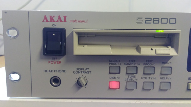 Sampler Akai S2800 con SCSI