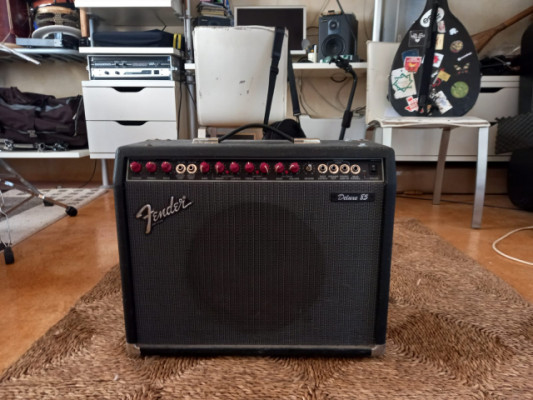 Fender Deluxe 85 Red Knobs Solid State