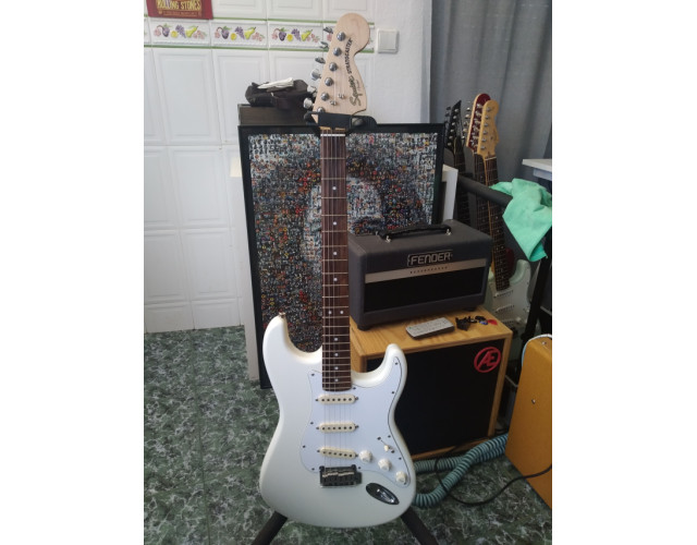 Squier Deluxe Hot Rails Stratocaster tuneada