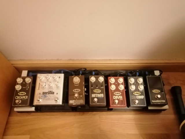 Pedales, pedalboard y fuente