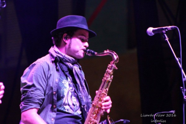 Se ofrece clarinetista/saxofonista profesional.