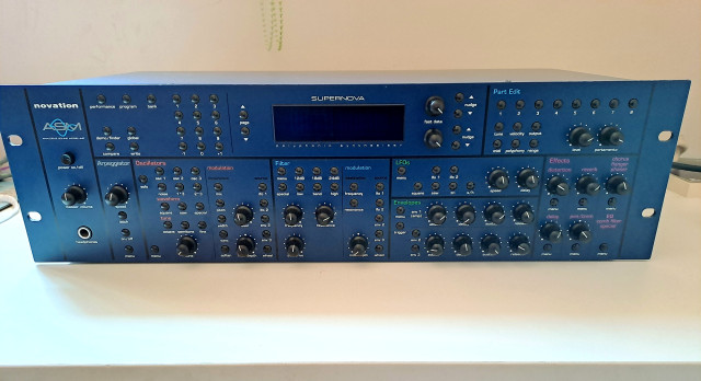 Novation Supernova V1 44Voces