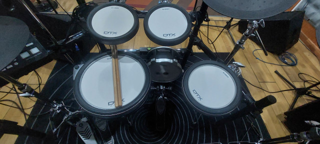 Yamaha DTX700K ampliada