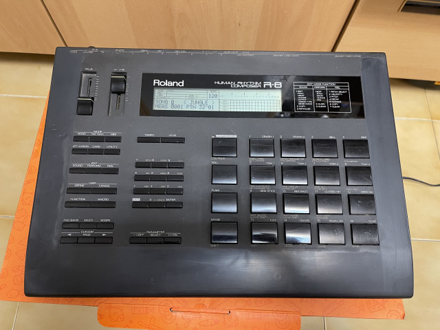 Roland R8 en muy buen estado y fuente de alimentación original