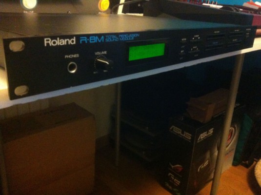 ROLAND R-8M (Total Sound Percussion)
