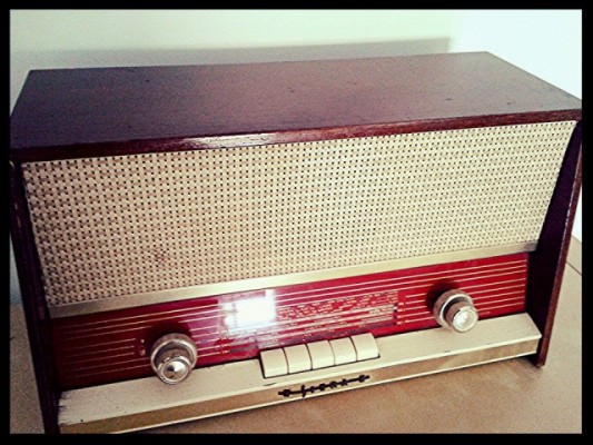 Radio años 60, preparada para reproducir tu música desde tu movil o tablet