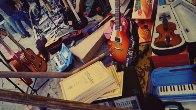 Bazar de iEsuis! Pasen… hay guitarras, pedales, accesorios y cambios