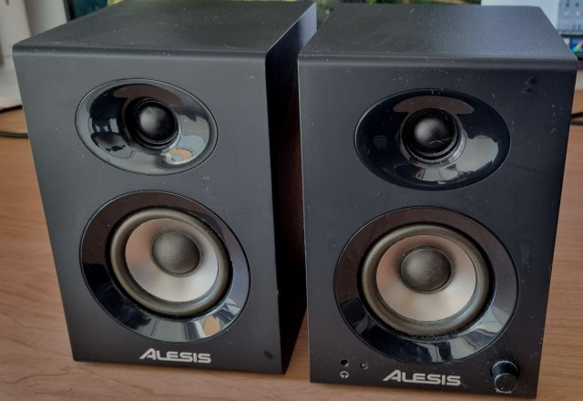 Monitores Alesis Elevate 3