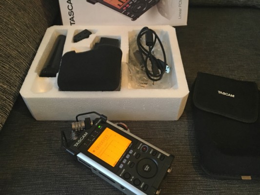 Grabador portátil Tascam DR-44W y micrófono Rodhe Reporter