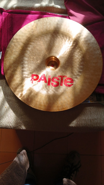 Plat China Type Paiste 2002 de 18 ". Molt bon estat, amb les vores i el forat perfectes. El millor és veure les fotos pe