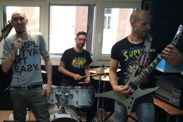 Se busca bajista para grupo de versiones rock en Madrid