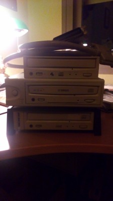 CD RW SCSI + REGALOS / CD SCSI DRIVE + PRESENTS